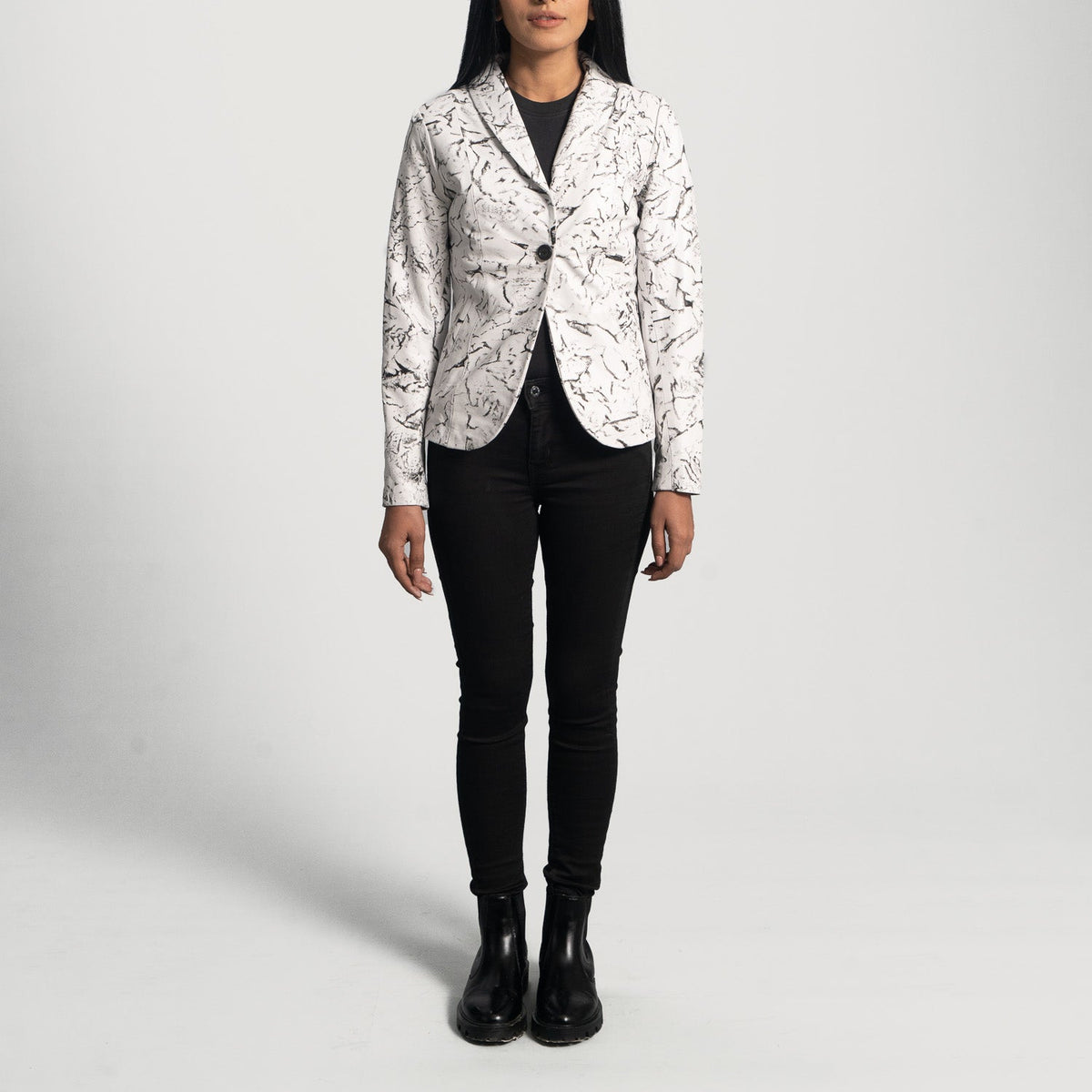 Close-Up Detail of Notch &amp; Button Hardware on Women's Donna Blake White Leren Leren Blazer voor Dames