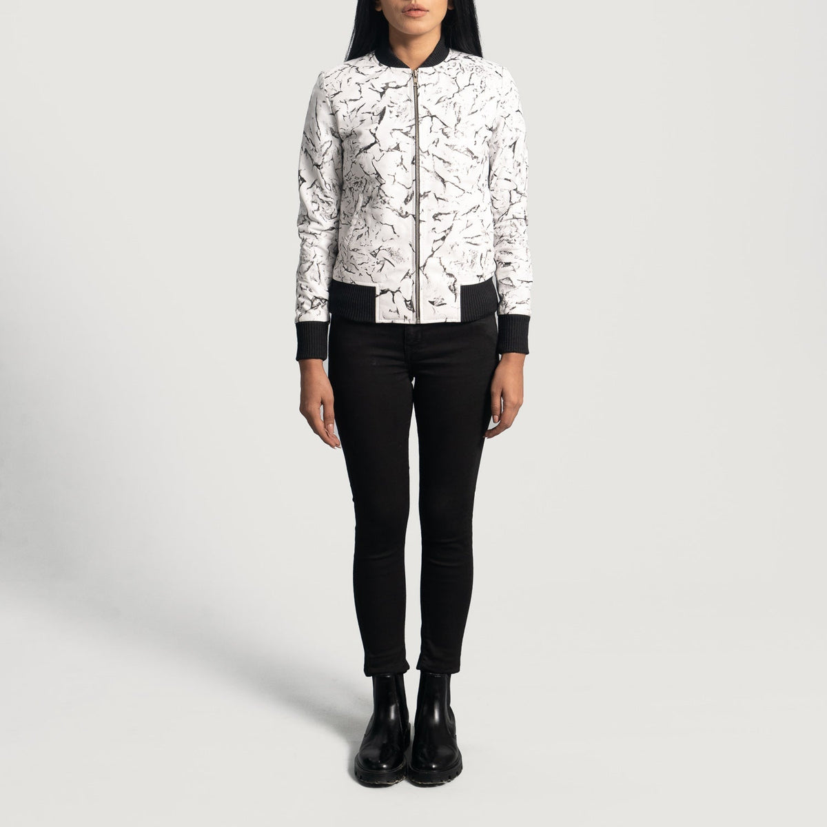 Close-Up Detail of Varsity &amp; Zipper Hardware on Women's Donna Blake White Leren Bomberjack voor Dames