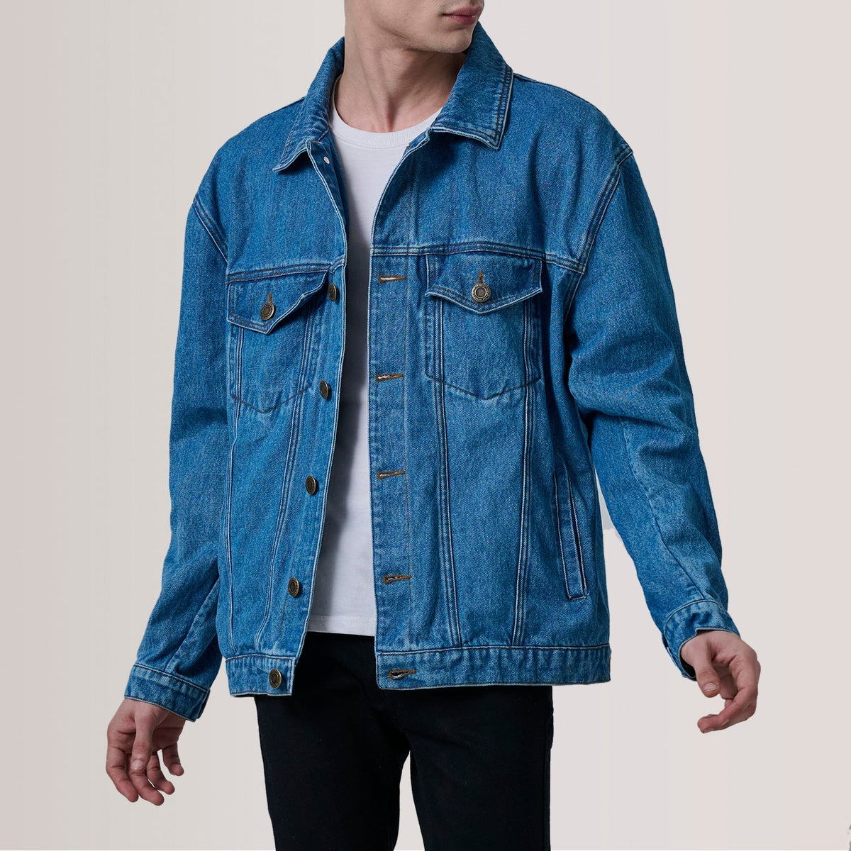 
Eddie Dark Blauw Oversized Denim Trucker Leren Jas voor Heren - Vooraanzicht & getailleerd silhouet | Online kopen