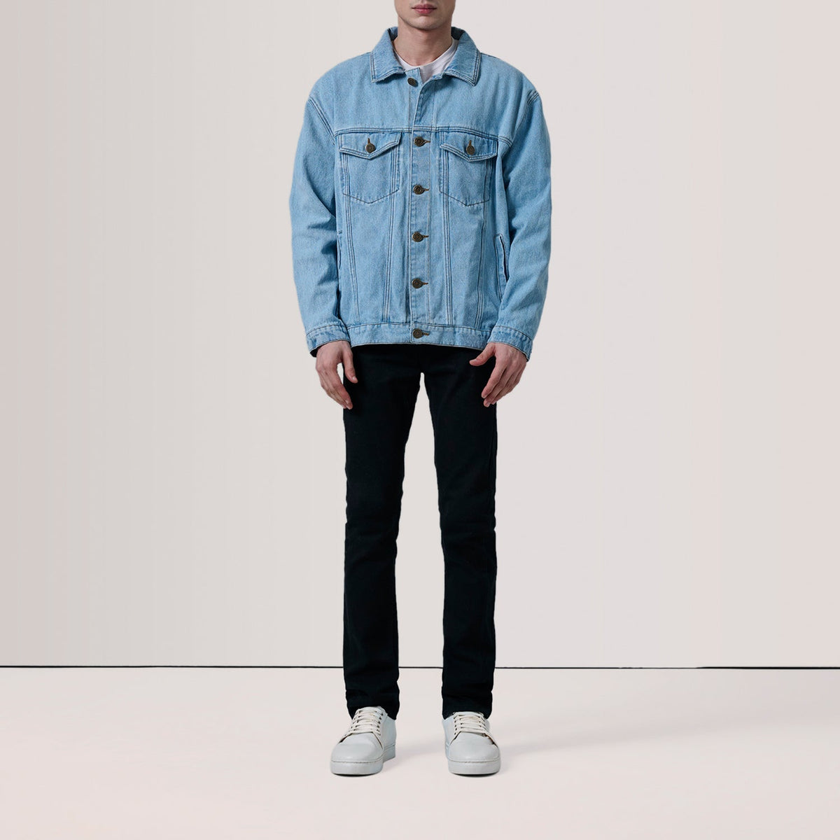 
Light Blue Full-Grain leather Jacket - Achteraanzicht met getailleerde schouders & strakke zoom