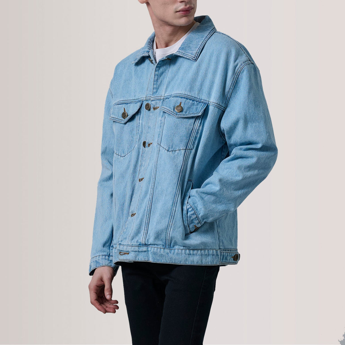 
Eddie Light Blauw Oversized Denim Trucker Leren Jas voor Heren For Men - Zijaanzicht met ergonomische mouwsnede