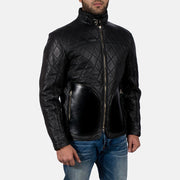 Close-Up Detail of High neck with Belt &amp; Zipper Hardware on Equilibrium Zwart Leren Jas voor Heren