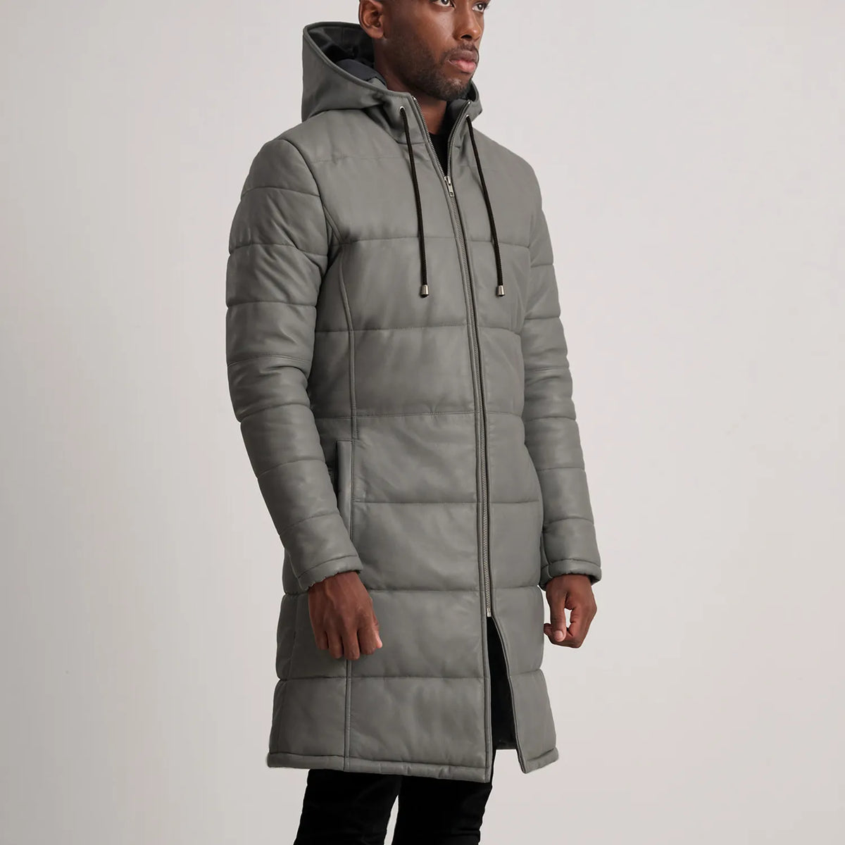 
Gedragen perspectief van Floyd Tan Hooded Leather Puffer Coat op model - Natuurlijke valling bij daglicht