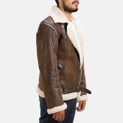 Close-Up Detail of Notch &amp; Zipper with Waist belt Hardware on Men's Forest Double Face Lammycoat voor Heren