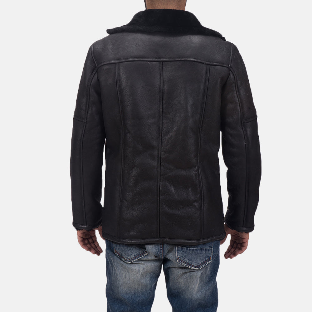 Close-Up Detail of Notch &amp; Button Hardware on Men's Furcliff Double Face Shearling Leren Jas voor Heren