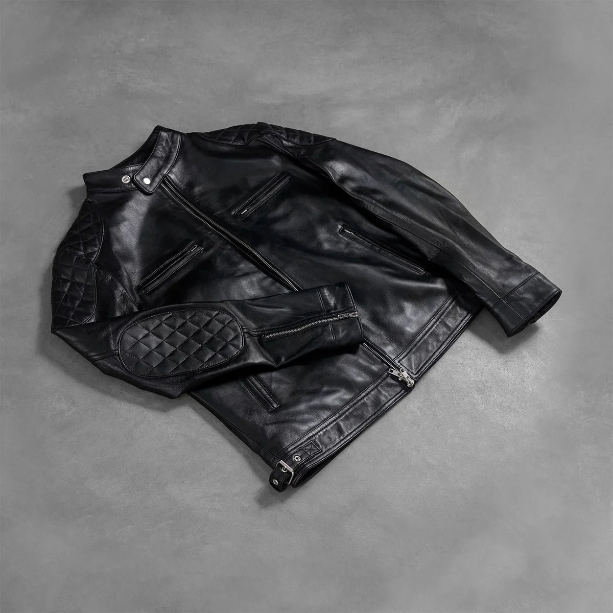 
Ambachtelijke zoomafwerking op Gatsby Quilted Black Leather Biker Jacket