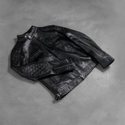 
Ambachtelijke zoomafwerking op Gatsby Quilted Black Leather Biker Jacket