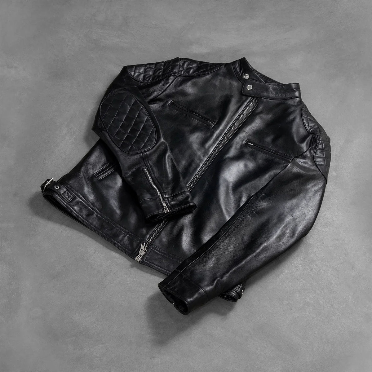
Gedragen perspectief van Gatsby Quilted Black Leather Biker Jacket op model - Natuurlijke valling bij daglicht