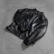 
Gedragen perspectief van Gatsby Quilted Black Leather Biker Jacket op model - Natuurlijke valling bij daglicht