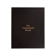 
Gedragen perspectief van Giftset Leather Writing Case and Pen (Passport holder) op model - Natuurlijke valling bij daglicht