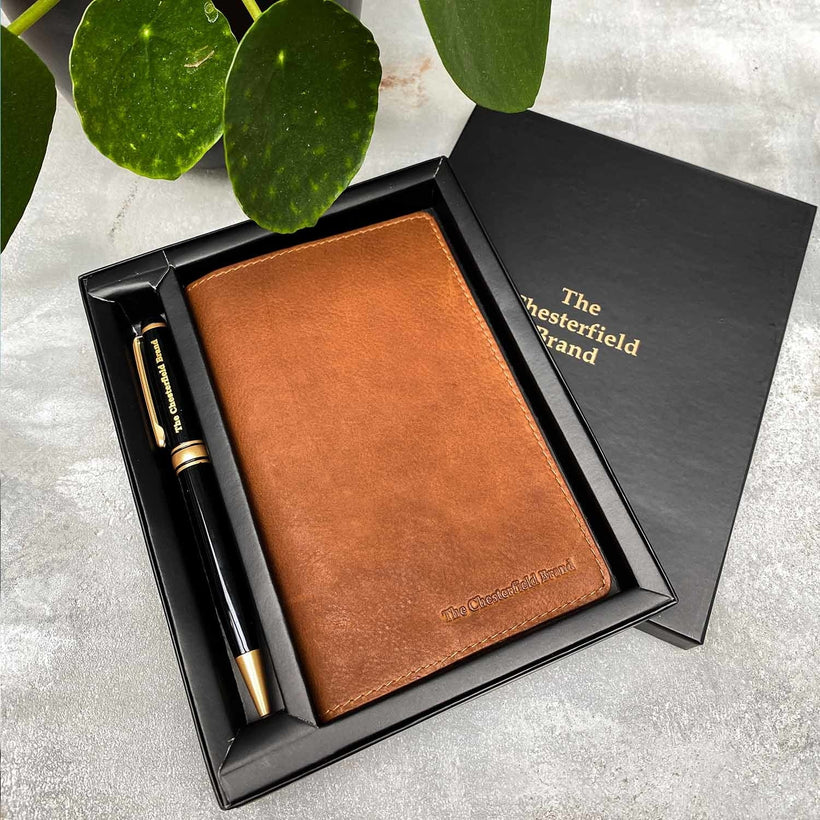 Giftset Leather Writing Case and Pen (Passport holder) voor Dames