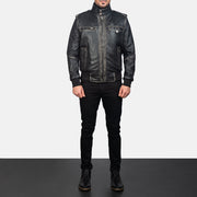 Close-Up Detail of High neck &amp; Zipper Hardware on Glen Street Zwart Leren Bomberjack voor Heren