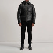 
Gordon Tan Hooded Leather Puffer Jacket - Zijaanzicht met ergonomische mouwsnede