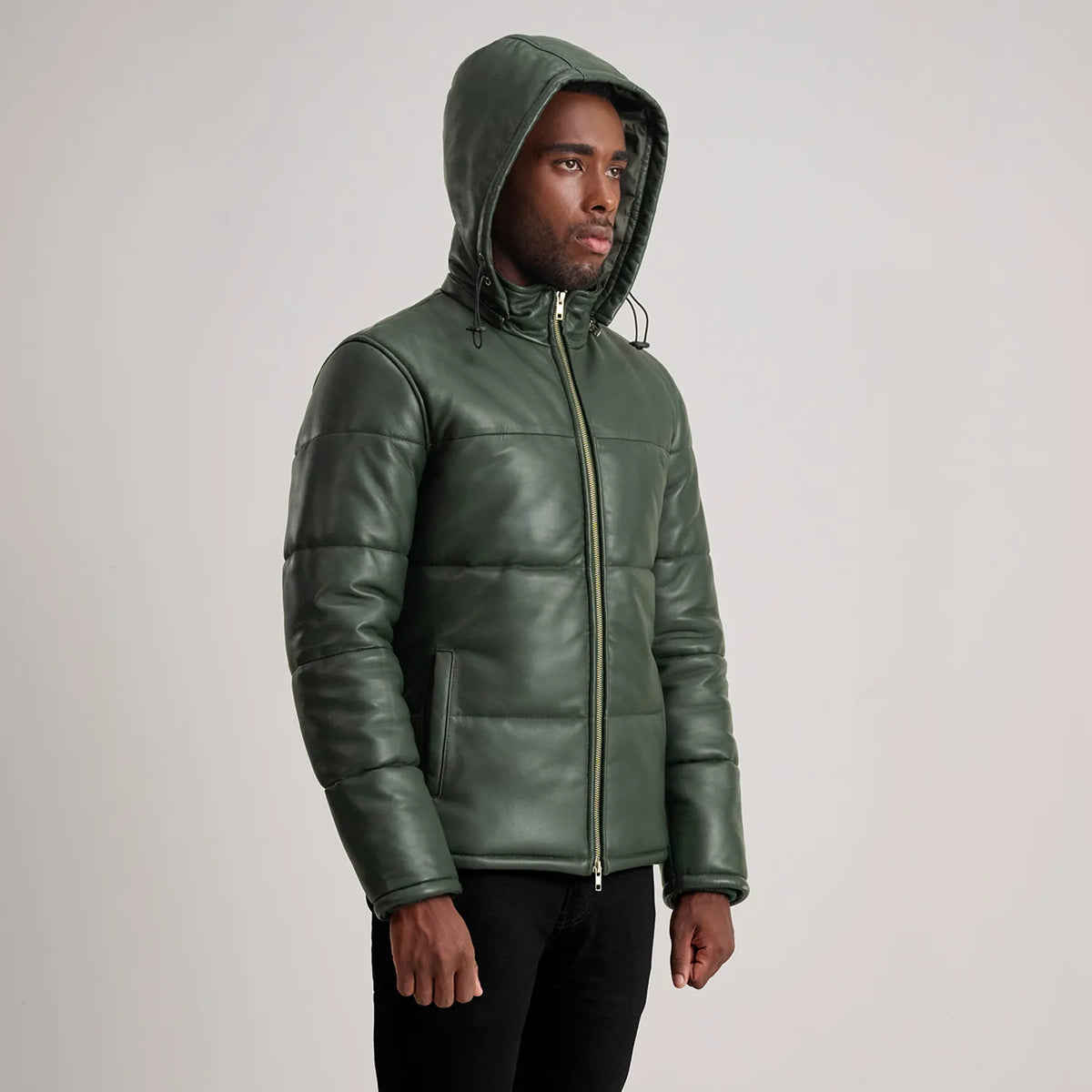 
Gedragen perspectief van Gordon Tan Hooded Leather Puffer Jacket op model - Natuurlijke valling bij daglicht
