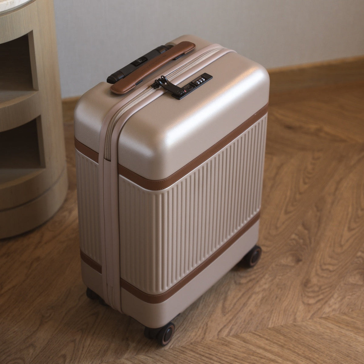
Classic 100% Full-Grain leather Goods - Achteraanzicht met getailleerde schouders & strakke zoom