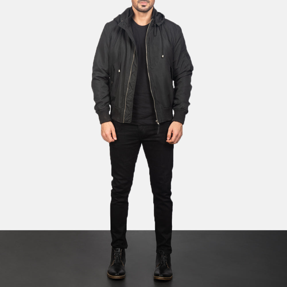 
Hanklin Ma-1 Black Hooded Bomber Jacket - Zijaanzicht met ergonomische mouwsnede