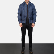 
Blue Hooded Bomber Jacket - Zijaanzicht met ergonomische mouwsnede