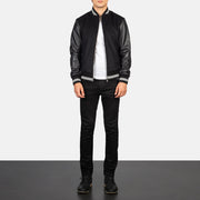Close-Up Detail of Knit Rib &amp; zipper Hardware on Harrison Zwart Hybrid Varsity Leren Jas voor Heren