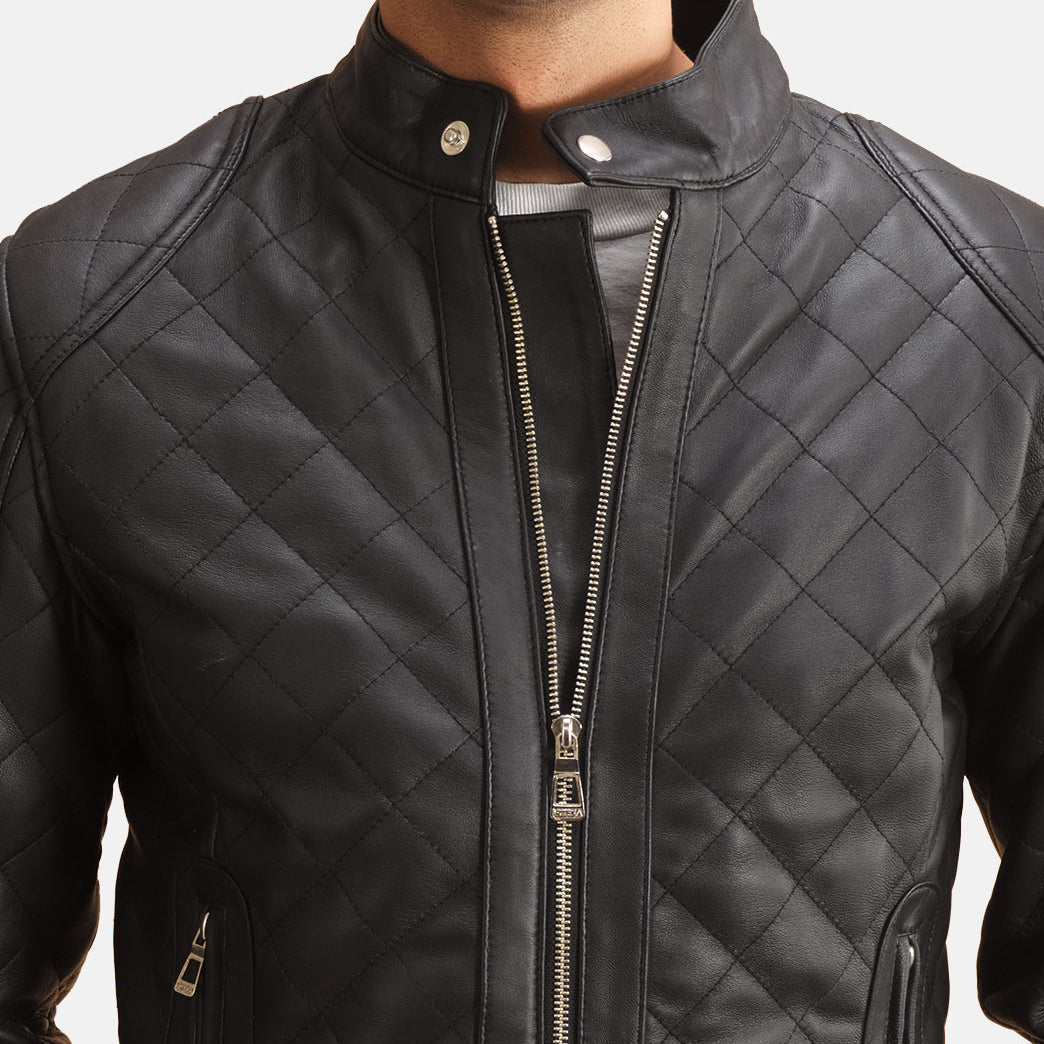 Close-Up Detail of Band with Snap Button &amp; Zipper Hardware on Henry Gewatteerd Zwart Leren Jas voor Heren