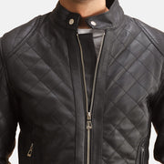 Close-Up Detail of Band with Snap Button &amp; Zipper Hardware on Henry Gewatteerd Zwart Leren Jas voor Heren