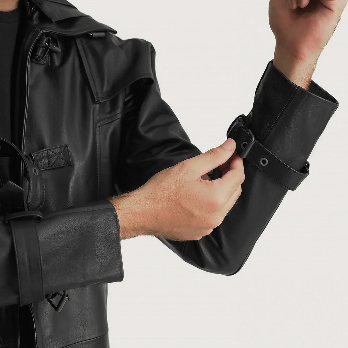 
Detailopname of Shirt collar with a large hood & Belted Hardware on Huntsman Zwart Hooded Leren Trenchcoat voor Heren