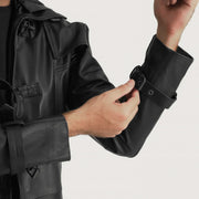
Detailopname of Shirt collar with a large hood & Belted Hardware on Huntsman Zwart Hooded Leren Trenchcoat voor Heren