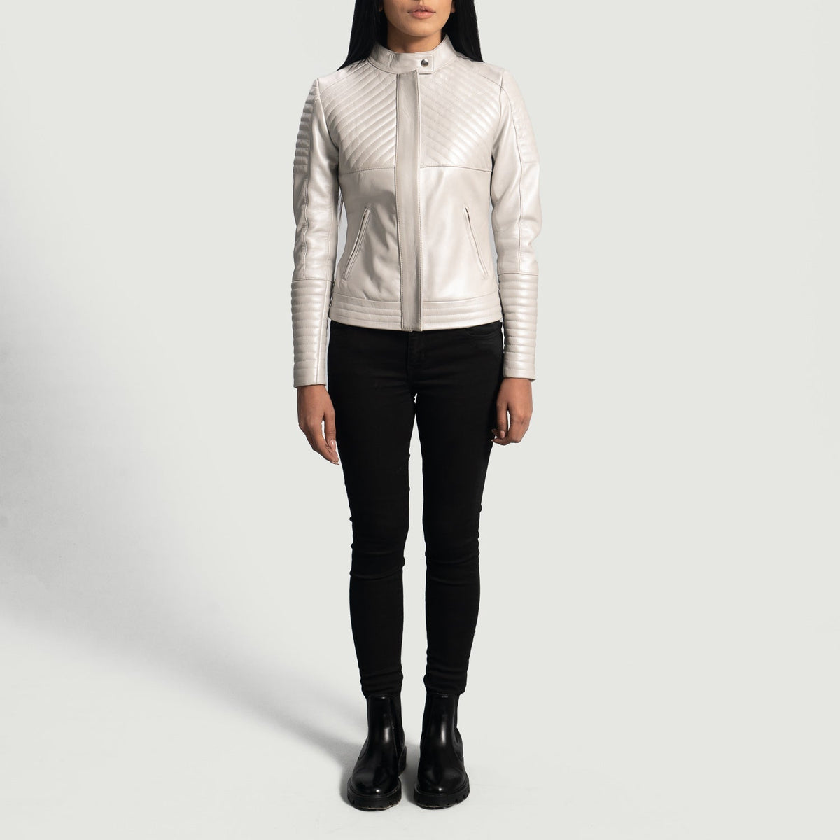 Detailopname van bandkraag met drukknop & rits op Ice Maiden Silver Quilted Leather Biker Jacket