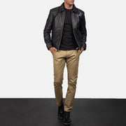 Close-Up Detail of Shirt &amp; Zipper Hardware on Men's Inferno Bruin Leren Jas voor Heren