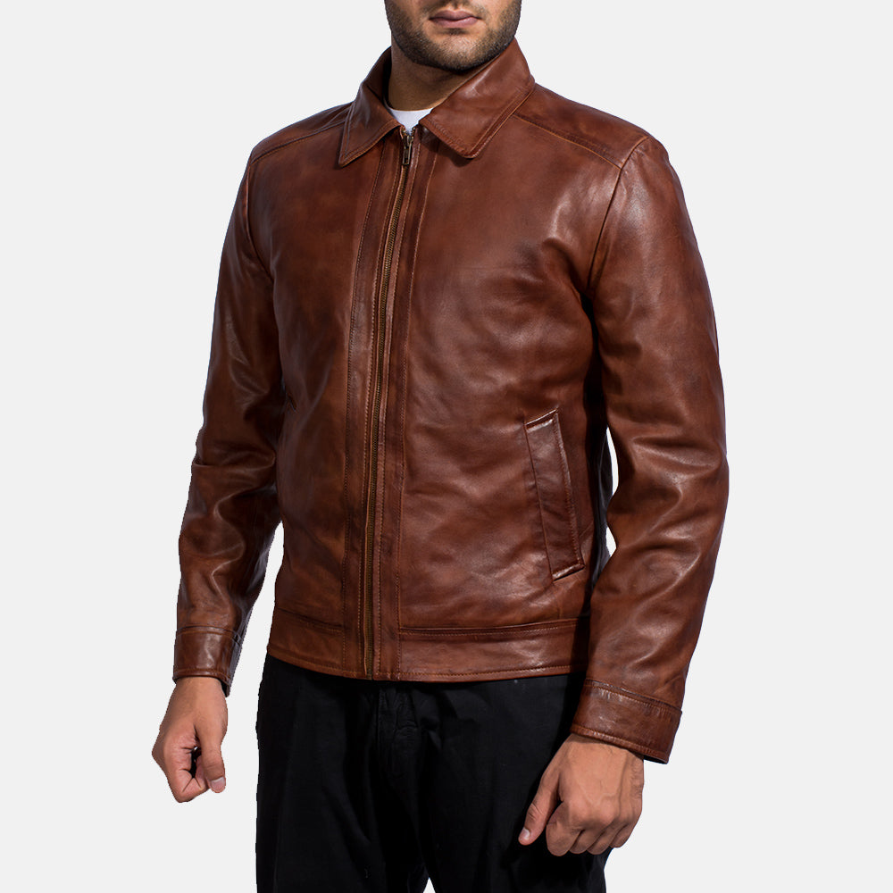 Styled Fit Perspective of Men's Inferno Bruin Leren Jas voor Heren on Model - Natural Daylight Drape