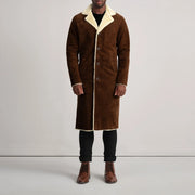 
Kolby Brown Suede Shearling Long Coat - Zijaanzicht met ergonomische mouwsnede