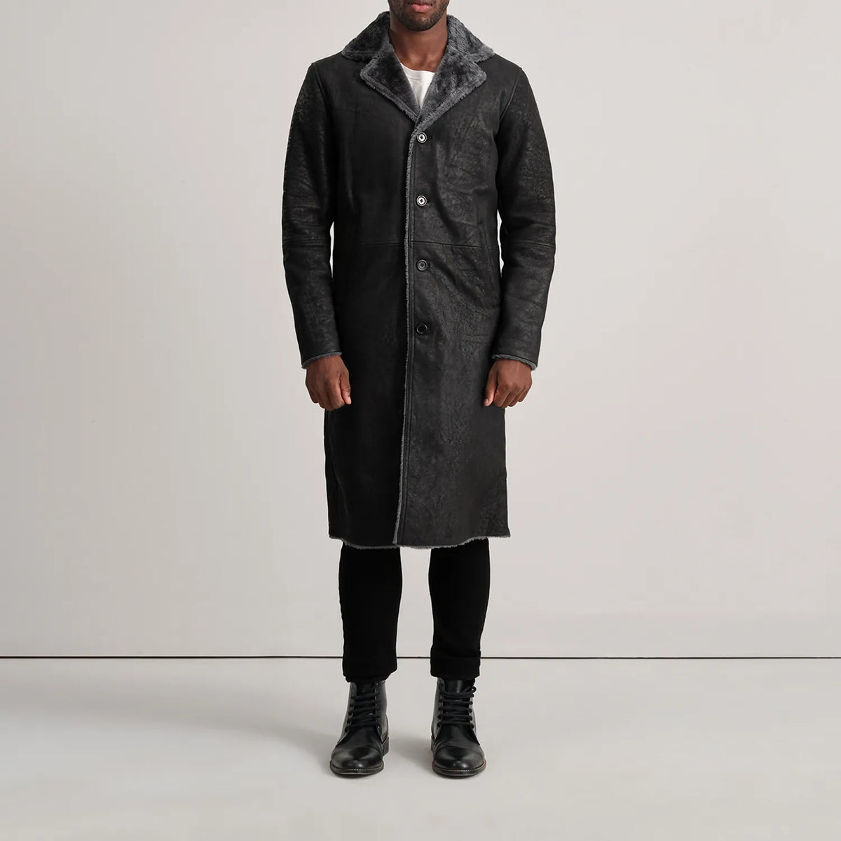 
Kolby Distressed Black Shearling Long Coat - Zijaanzicht met ergonomische mouwsnede