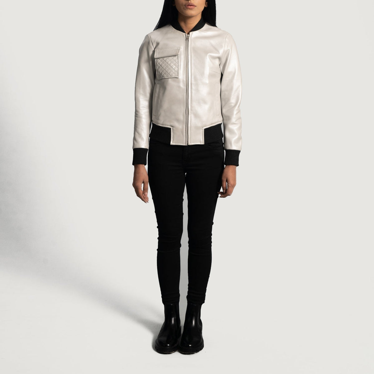 Close-Up Detail of Varsity &amp; Zipper Hardware on Women's Lana Silver Leren Bomberjack voor Dames