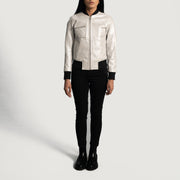 Close-Up Detail of Varsity &amp; Zipper Hardware on Women's Lana Silver Leren Bomberjack voor Dames