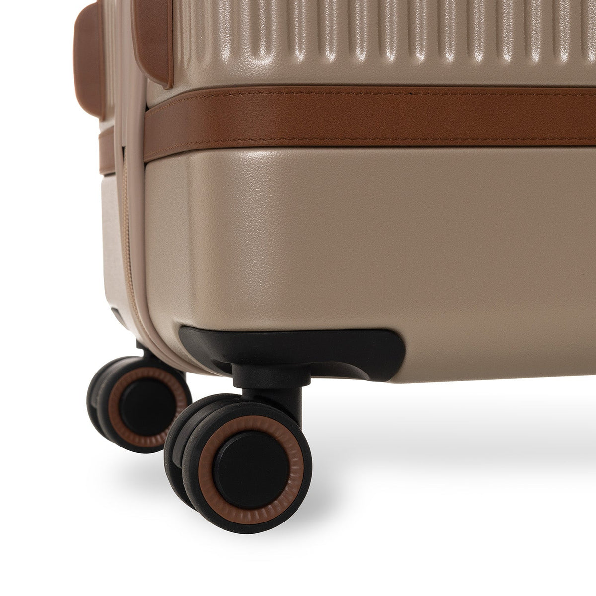 Large Suitcase Zuna voor Dames - Lateral Side Profile View Showing Sleeve Cut &amp; Athletic Taper Fit