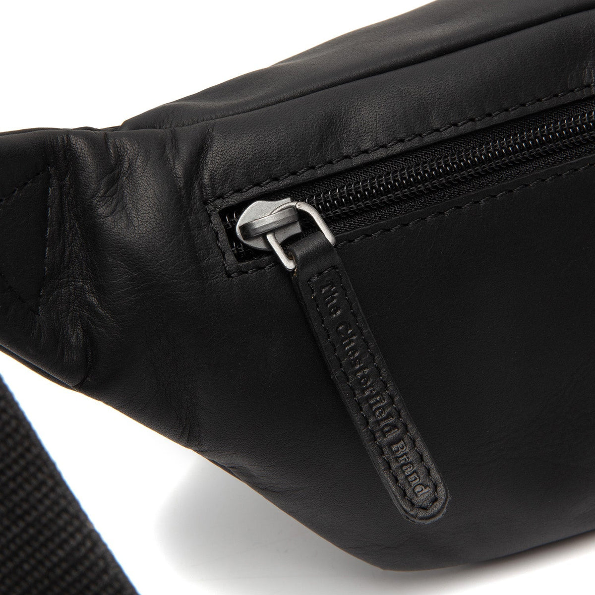 
Solid Antique Brass Hardware & Heavy-Duty Dual Zipper Detail on Brana Leren heuptas