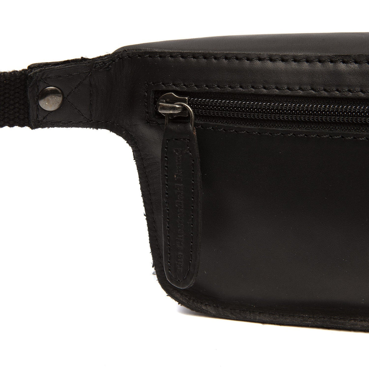 
Solid Antique Brass Hardware & Heavy-Duty Dual Zipper Detail on Toronto Leren heuptas