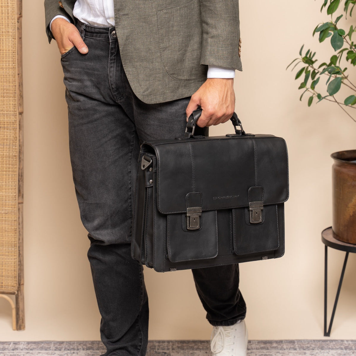 Solid Antique Brass Hardware &amp; Heavy-Duty Dual Zipper Detail on Springfield Full-Grain Leather Briefcase voor Dames