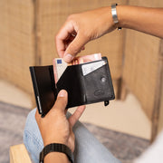 Paris Full-Grain Leather Card Holder voor Dames - Structured Side Profile Showing Gusset Depth &amp; Expansion Capacity