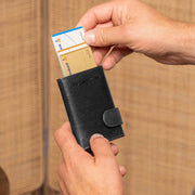 
Classic 100% Full-Grain Leather Card Holder - Achteraanzicht met versterkte leren banden