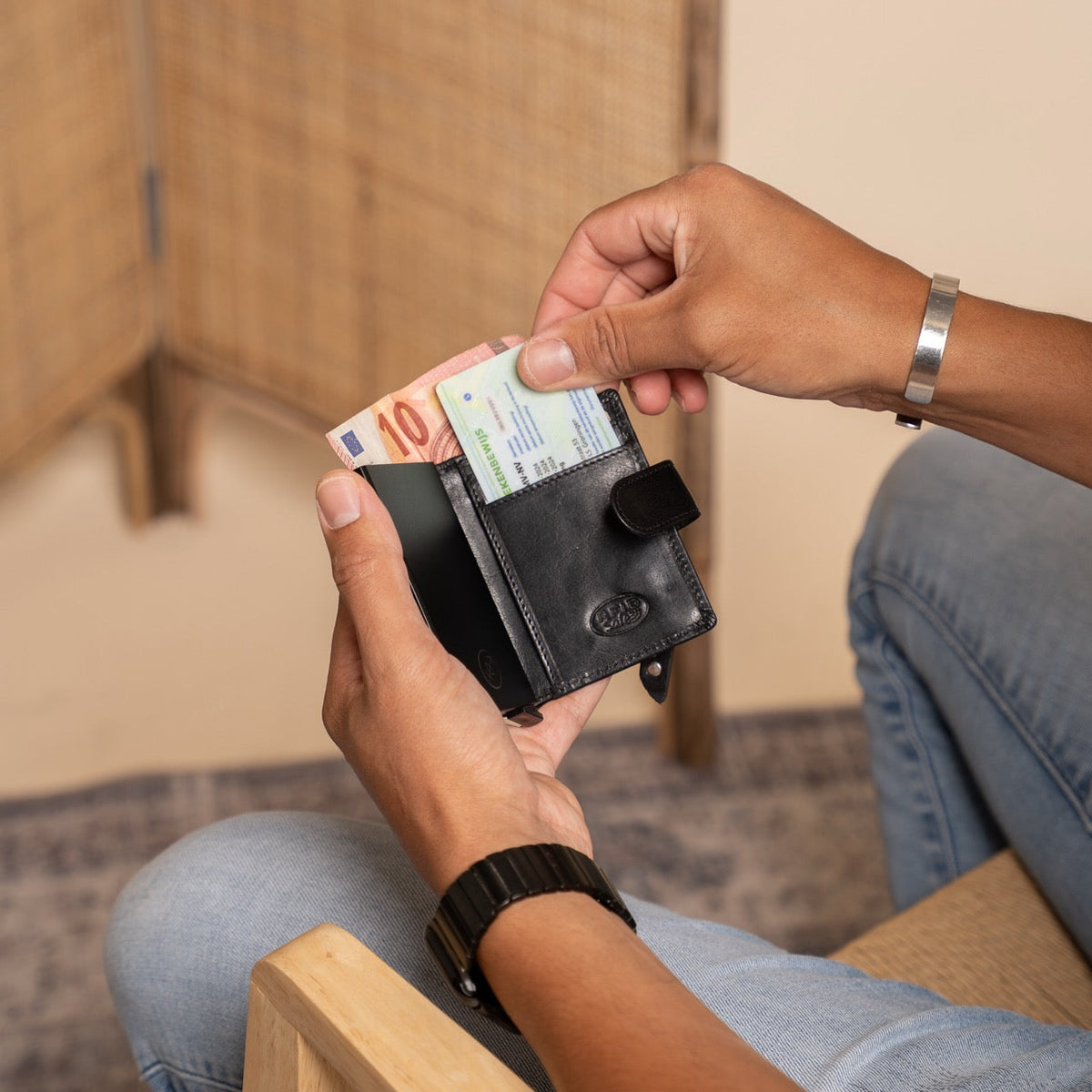 Prague Full-Grain Leather Card Holder voor Dames - Structured Side Profile Showing Gusset Depth &amp; Expansion Capacity