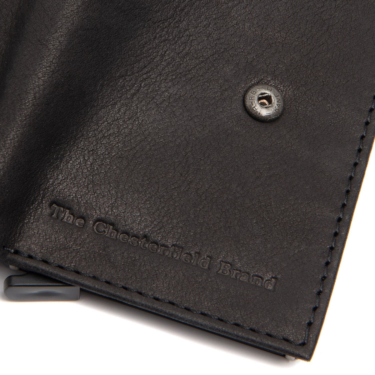 
Solid Antique Brass Hardware & Heavy-Duty Dual Zipper Detail on Torola Volnerfleer Pashouder