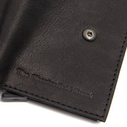 
Solid Antique Brass Hardware & Heavy-Duty Dual Zipper Detail on Torola Volnerfleer Pashouder