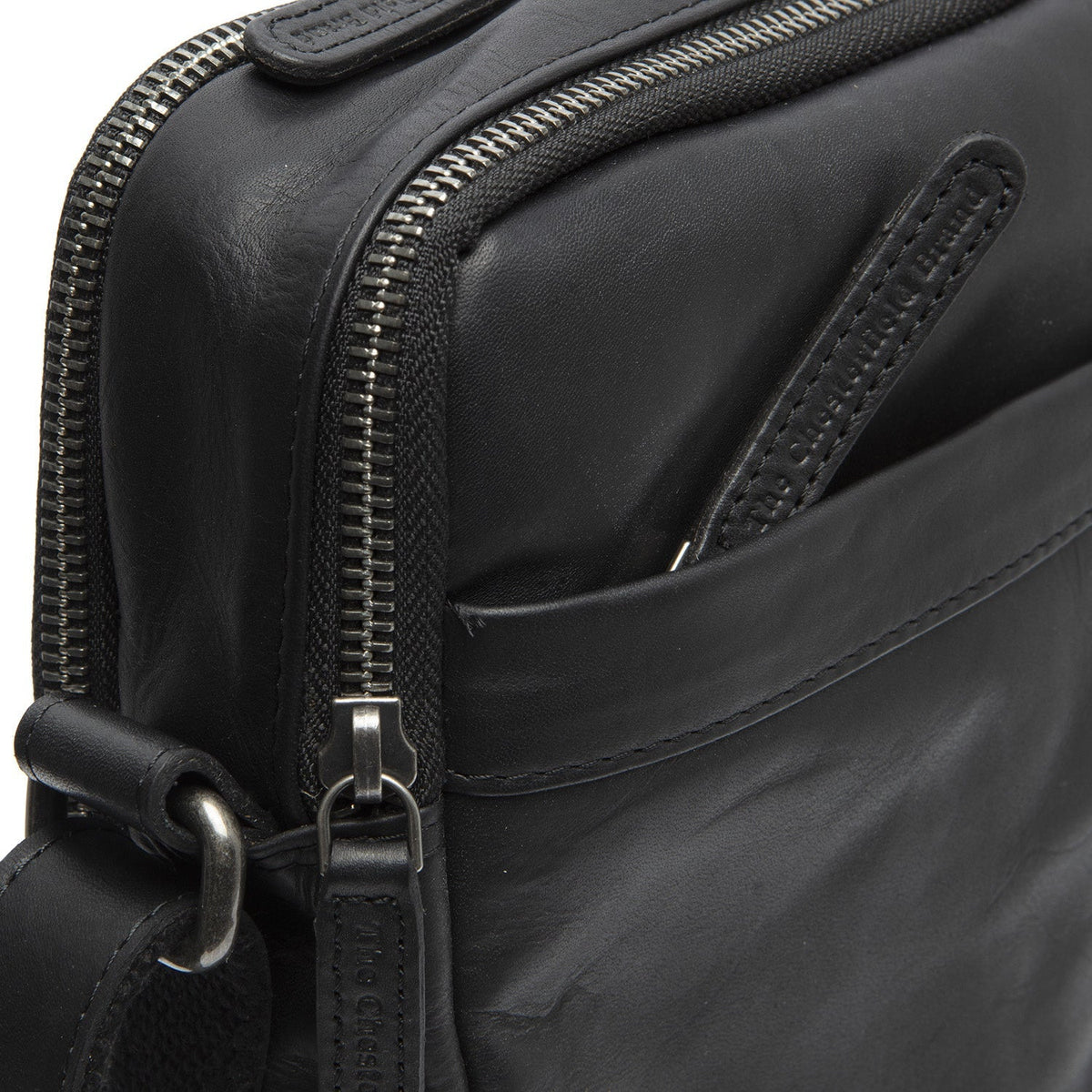 Solid Antique Brass Hardware &amp; Heavy-Duty Dual Zipper Detail on Alva Full-Grain Leather Crossbody Bag voor Heren