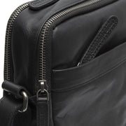 Solid Antique Brass Hardware &amp; Heavy-Duty Dual Zipper Detail on Alva Full-Grain Leather Crossbody Bag voor Heren