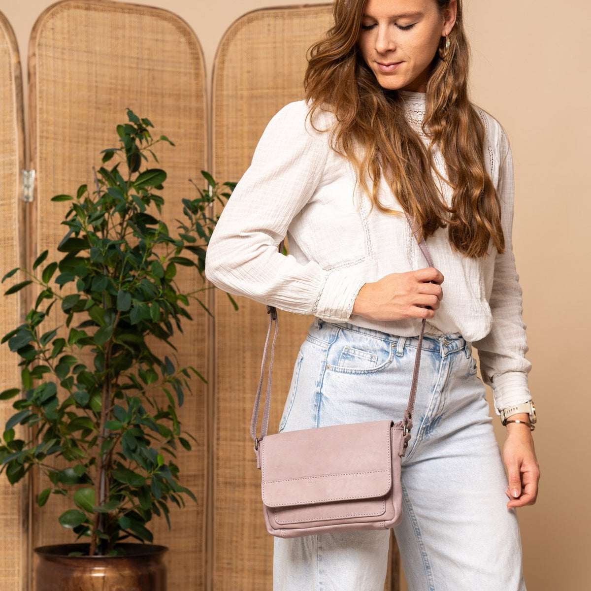 Ann Full-Grain Leather Crossbody Bag voor Dames – alternate product view 3