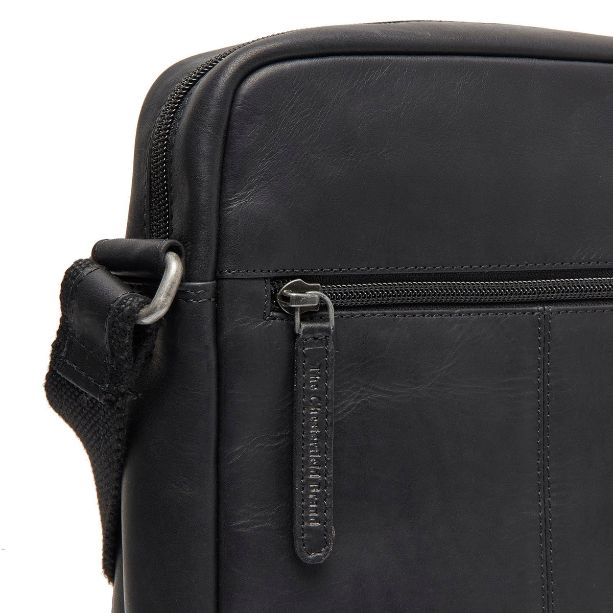 
Solid Antique Brass Hardware & Heavy-Duty Dual Zipper Detail on Anzora Leren crossbodytas