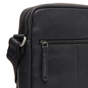 
Solid Antique Brass Hardware & Heavy-Duty Dual Zipper Detail on Anzora Leren crossbodytas