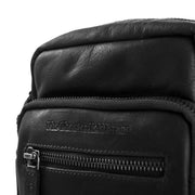 
Solid Antique Brass Hardware & Heavy-Duty Dual Zipper Detail on Bremen Leren crossbodytas