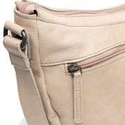 
Solid Antique Brass Hardware & Heavy-Duty Dual Zipper Detail on Clarita Leren crossbodytas