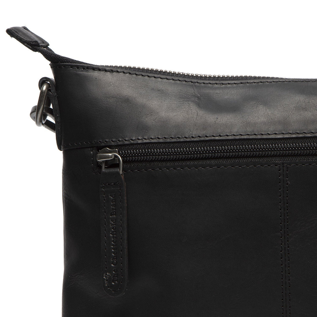 
Solid Antique Brass Hardware & Heavy-Duty Dual Zipper Detail on Faro Leren crossbodytas